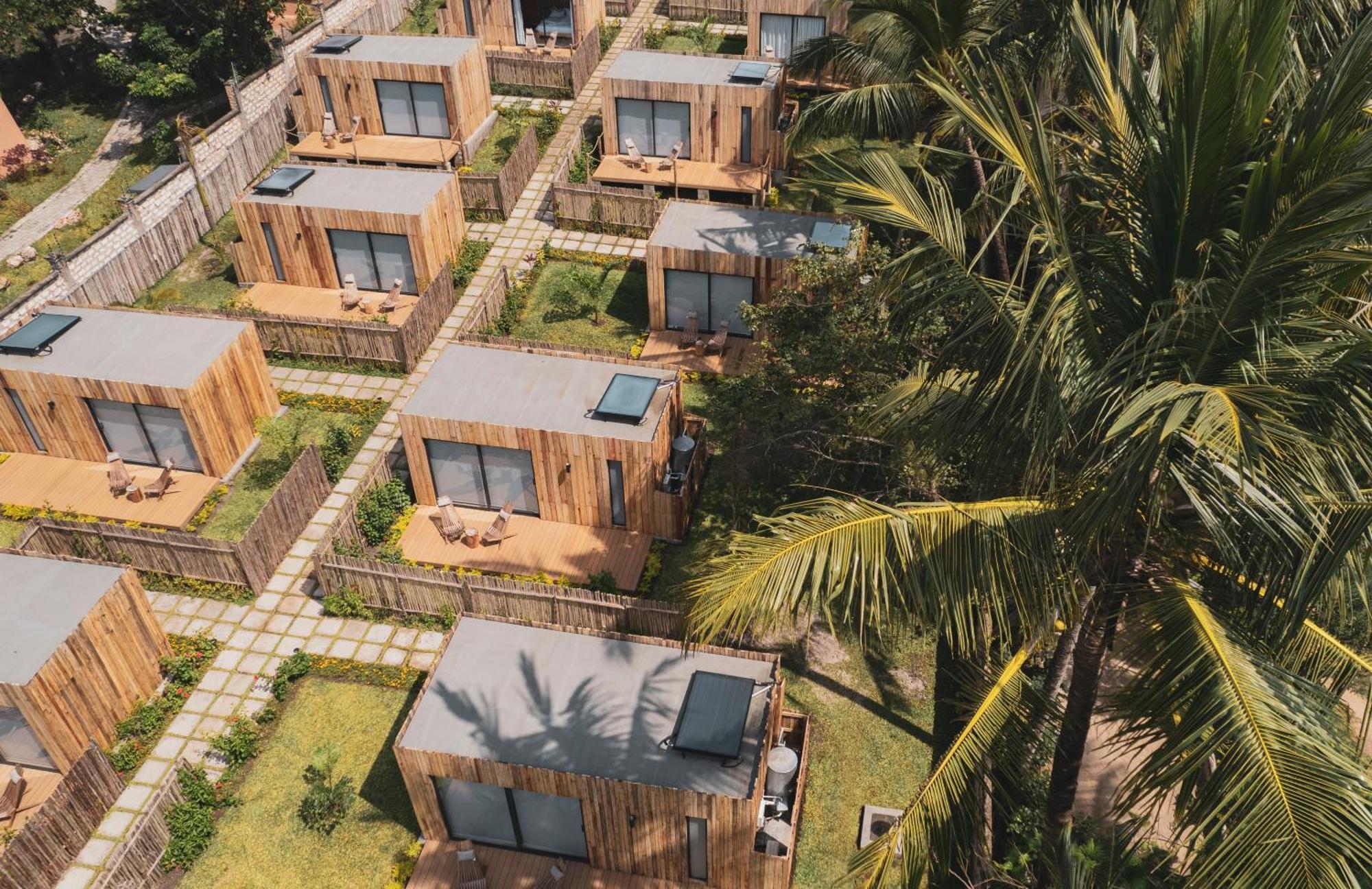 Lalagalu - Beachfront Ecocabins Diani Beach Bagian luar foto