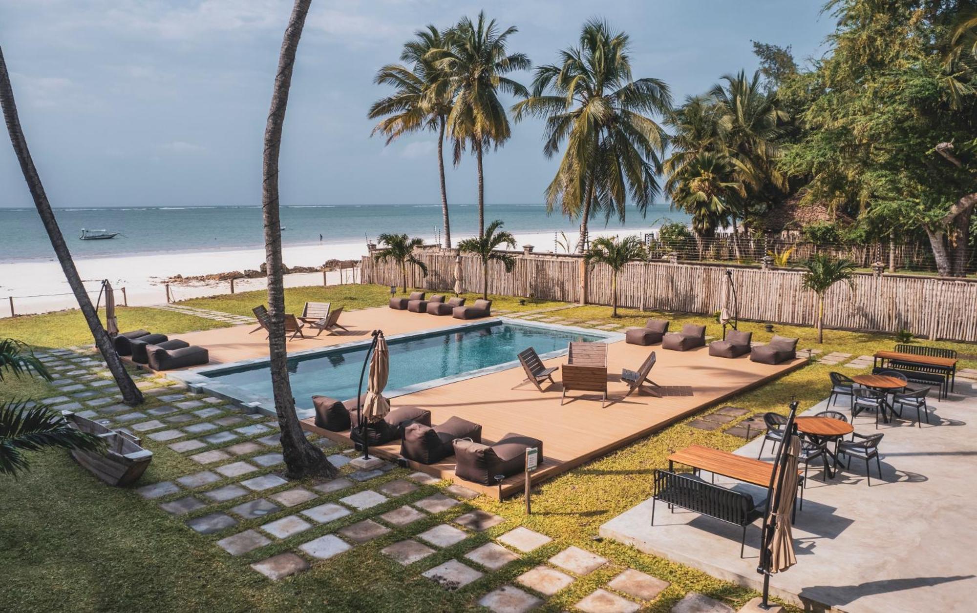 Lalagalu - Beachfront Ecocabins Diani Beach Bagian luar foto