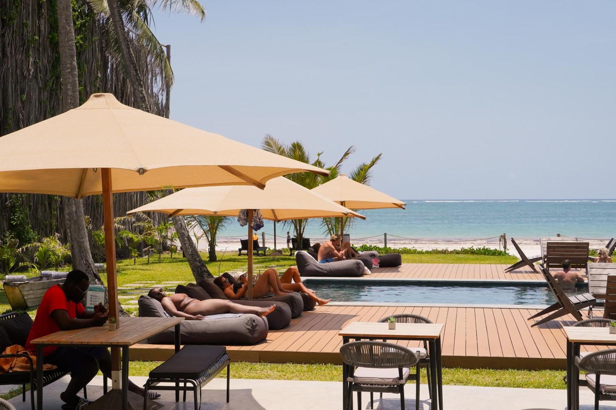 Lalagalu - Beachfront Ecocabins Diani Beach Bagian luar foto