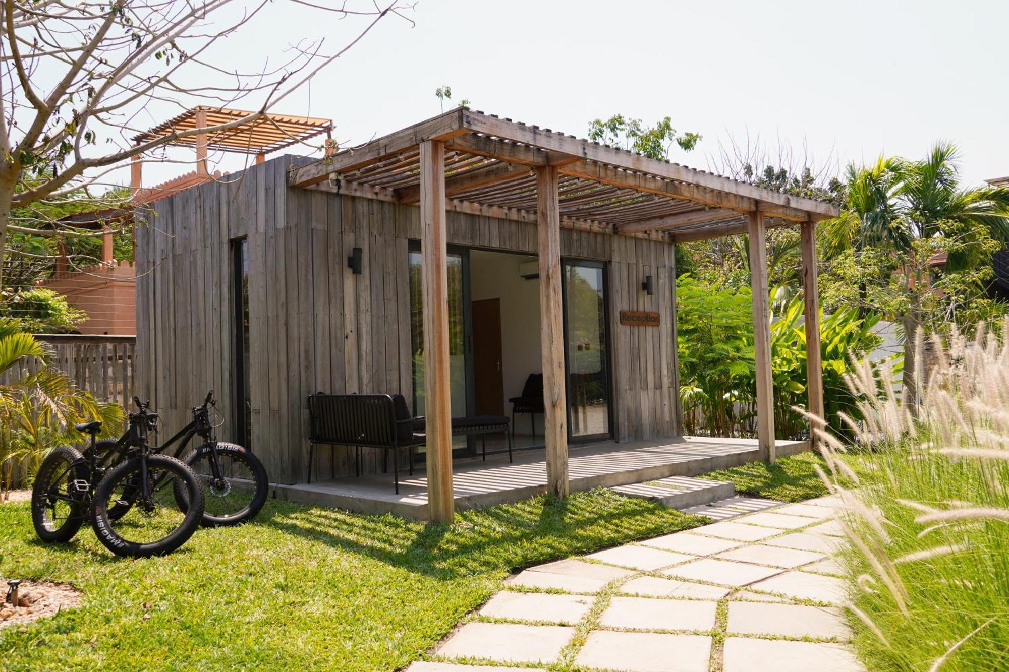 Lalagalu - Beachfront Ecocabins Diani Beach Bagian luar foto